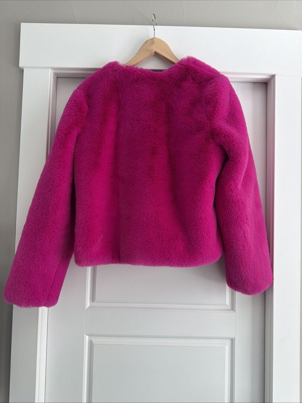 NY & Co Fuscia Faux Fur Cropped Fully Lined Jacket Size M Hook and eye closure - Picture 8 of 8